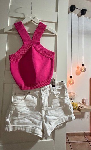 Conjunto Verano: Top Rosa y Shorts Blancos