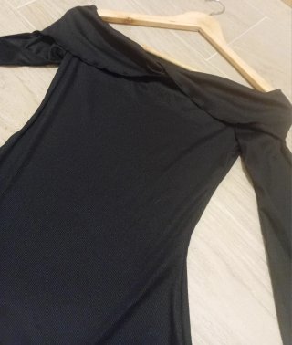 Vestido negro escotado manga larga