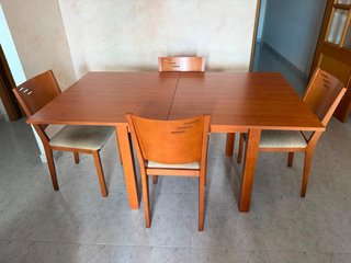Mesa comedor exten y sillas, necesita reparación