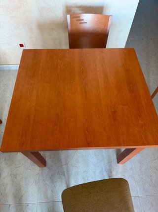 Mesa comedor exten y sillas, necesita reparación
