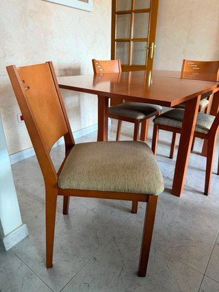 Mesa comedor exten y sillas, necesita reparación