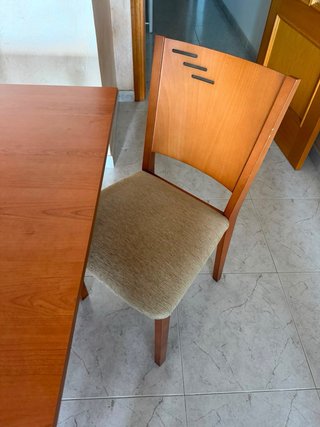 Mesa comedor exten y sillas, necesita reparación