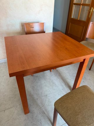 Mesa comedor exten y sillas, necesita reparación