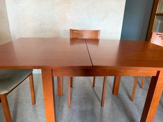 Mesa comedor exten y sillas, necesita reparación
