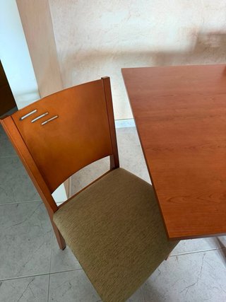 Mesa comedor exten y sillas, necesita reparación