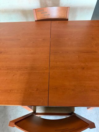 Mesa comedor exten y sillas, necesita reparación