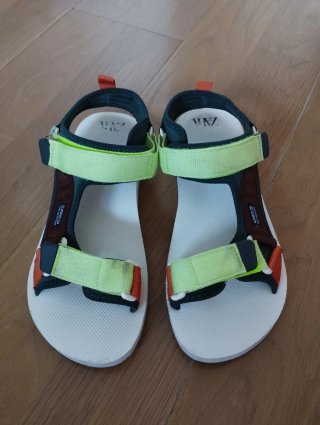 Sandalias deportivas Zara niño.