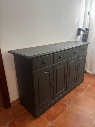 Aparador de madera restaurado y pintado