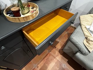 Aparador de madera restaurado y pintado