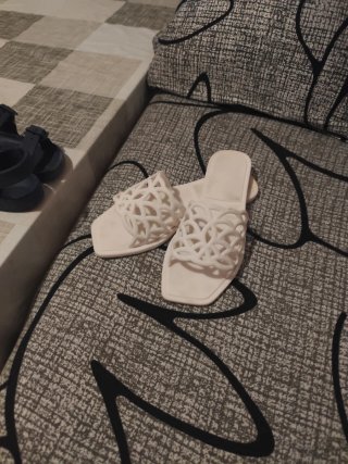 Sandalias blancas de mujer. playa o piscina