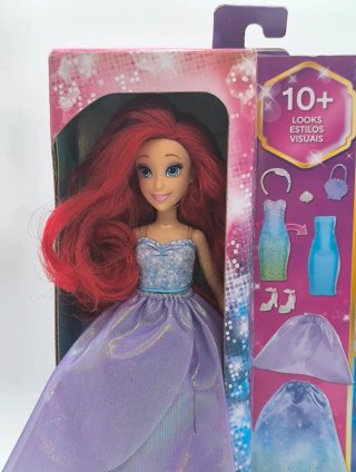 Muñeca Disney Ariel con vestidos y accesorios