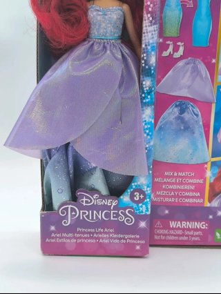 Muñeca Disney Ariel con vestidos y accesorios