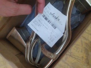Sandalias doradas tacón bloque con pedrería