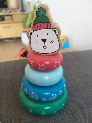 Juguete apilable de madera oso invierno
