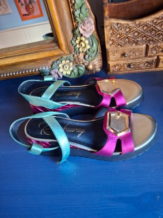 Sandalias Rock Talla 41 Fucsia y Dorado