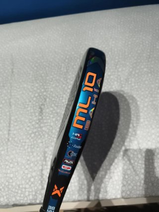 Pala de pádel NOX ML10 Se entrega con la funda.
