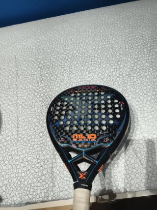 Pala de pádel NOX ML10 Se entrega con la funda.