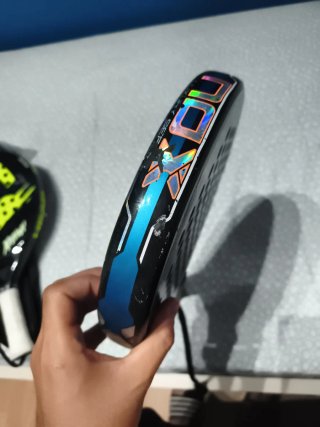 Pala de pádel NOX ML10 Se entrega con la funda.