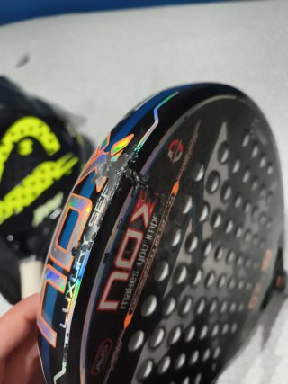 Pala de pádel NOX ML10 Se entrega con la funda.