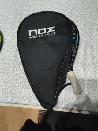 Pala de pádel NOX ML10 Se entrega con la funda.