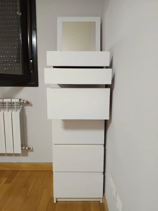 Cajonera blanca con espejo