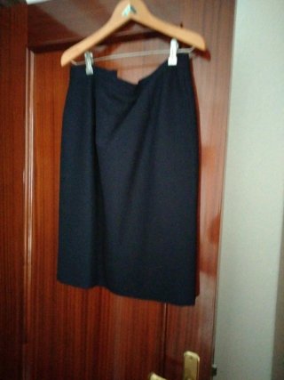 Traje de falda negro con detalles dorados