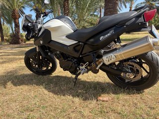 BMW F800R Naked Blanca y Negra