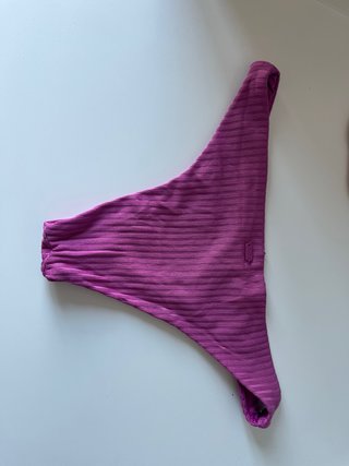 Bikini morado con textura acanalada