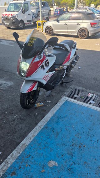 Maxi Scooter Roja y Blanca