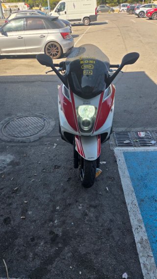 Maxi Scooter Roja y Blanca