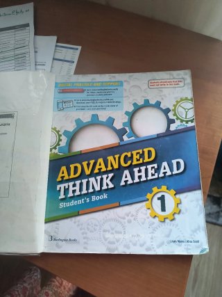 Libro de inglés 1ESO Advsnced think ahead. Student