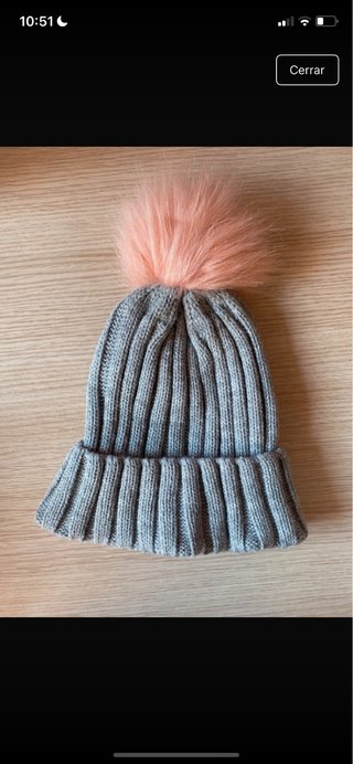 Gorro de lana gris con pompón rosa
