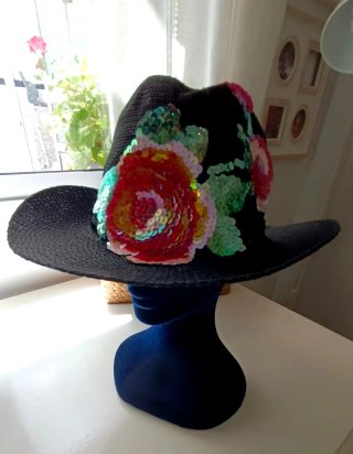 Sombrero de verano negro con flores de lentejuelas