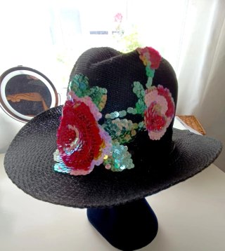 Sombrero de verano negro con flores de lentejuelas