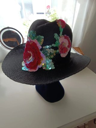 Sombrero de verano negro con flores de lentejuelas