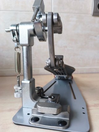 Pedal de bombo para batería. Transmisión directa.