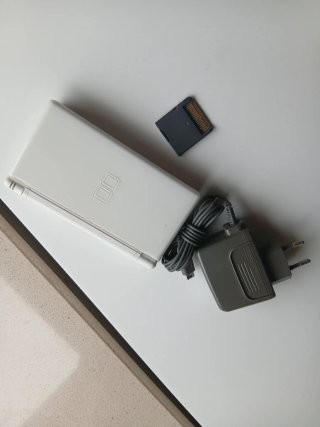 Nintendo DS Blanca + Cargador y Juego