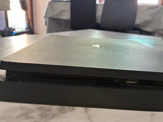 PS4 Slim Negra en perfecto estado + cables. NGCBLE
