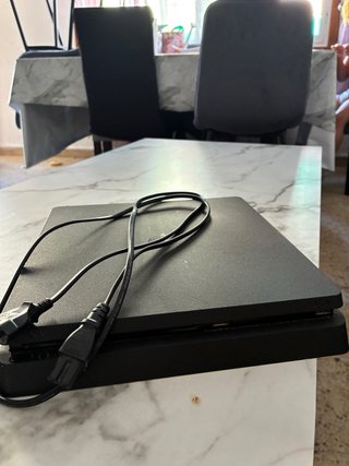 PS4 Slim Negra en perfecto estado + cables. NGCBLE