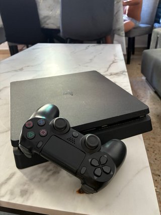 PS4 Slim Negra en perfecto estado + cables. NGCBLE