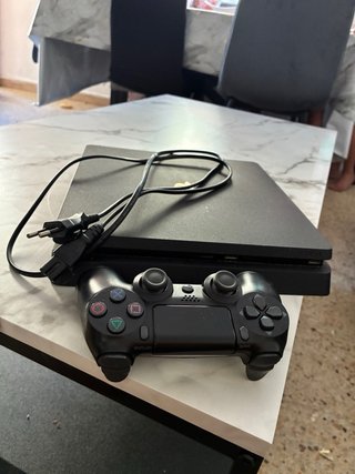 PS4 Slim Negra en perfecto estado + cables. NGCBLE