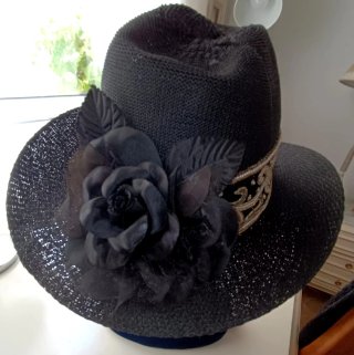 Sombrero de verano negro con adornos y flor