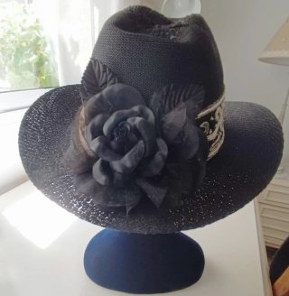 Sombrero de verano negro con adornos y flor