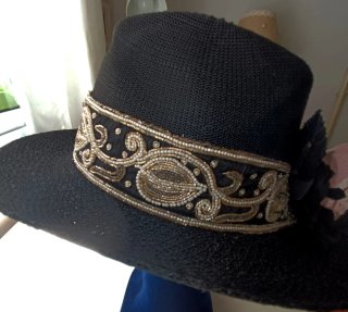 Sombrero de verano negro con adornos y flor