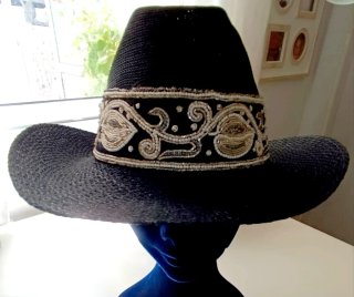 Sombrero de verano negro con adornos y flor