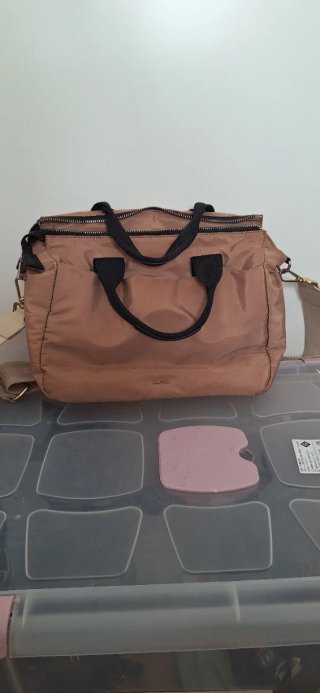 Bolso de hombro marrón
