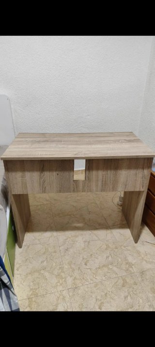 Escritorio de madera color beige y marrón