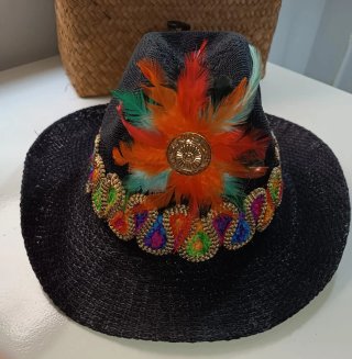 Sombrero de verano negro con adornos