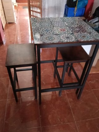 Mesa de comedor y taburetes