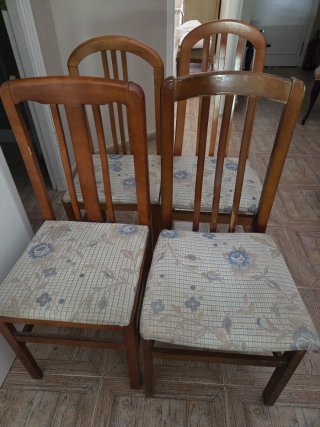 Juego de 4 sillas de madera